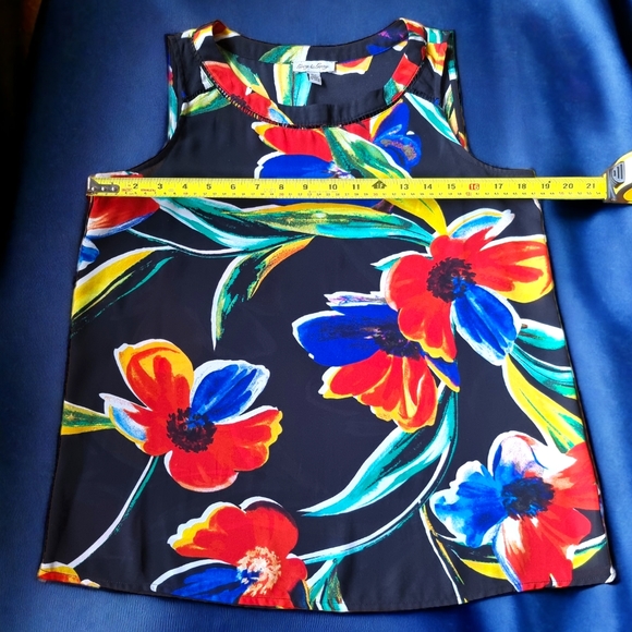 Grey & Gray Bold Floral Print Blouse - Picture 3 of 7